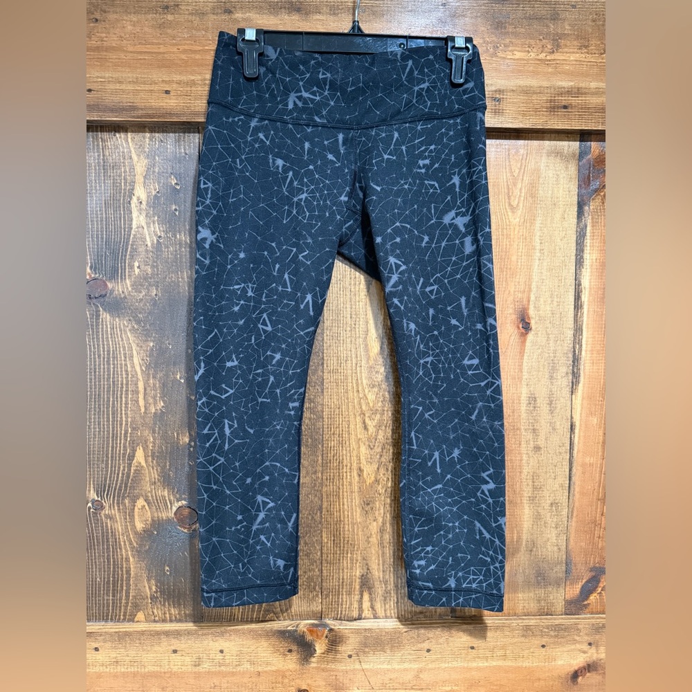Lululemon Capri Leggings -‎ Black Gray Abstract Pattern - Size 6